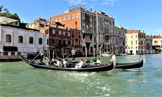 Gondola rides are in real life super busy.