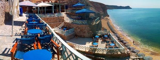 Deep Blue Bar is one of our favourite places in Milos.