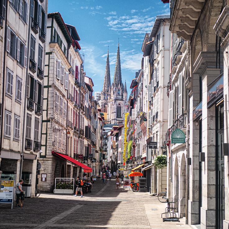 Picture of the medieval streets of Bayonne with the cathedral in the background