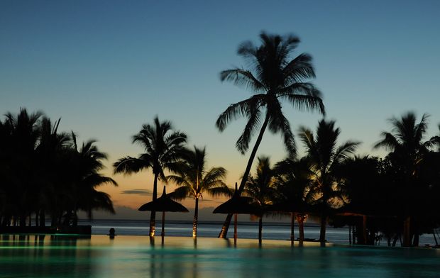 Sunset and late evening in the swimming pool in Belle Mare.