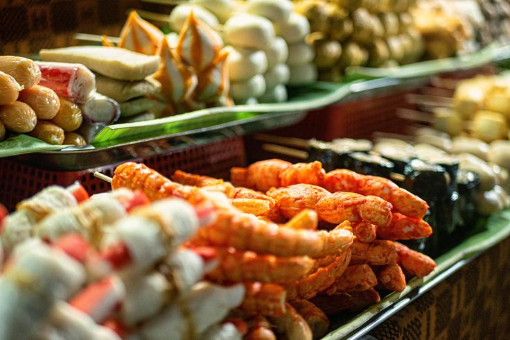 Picture depicting street food skewers, very typical in Chiang Rai