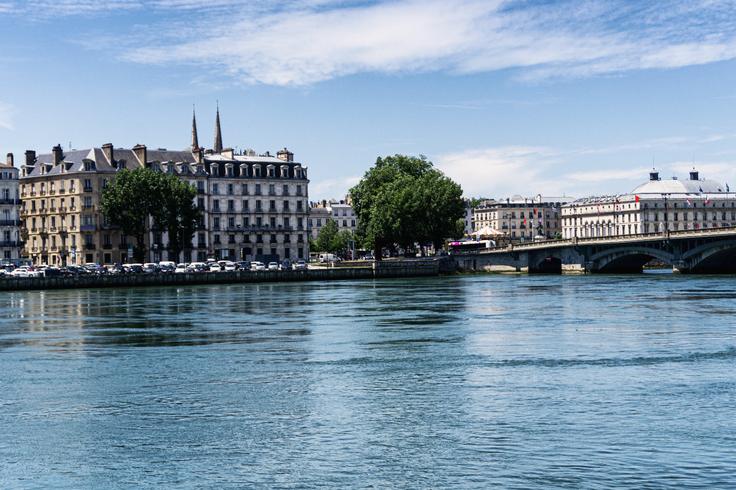 Picture of Petit Bayonne and Grand Bayonne being separated by the city river