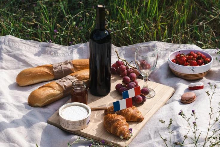 Picture of a cheese platter with the French flags