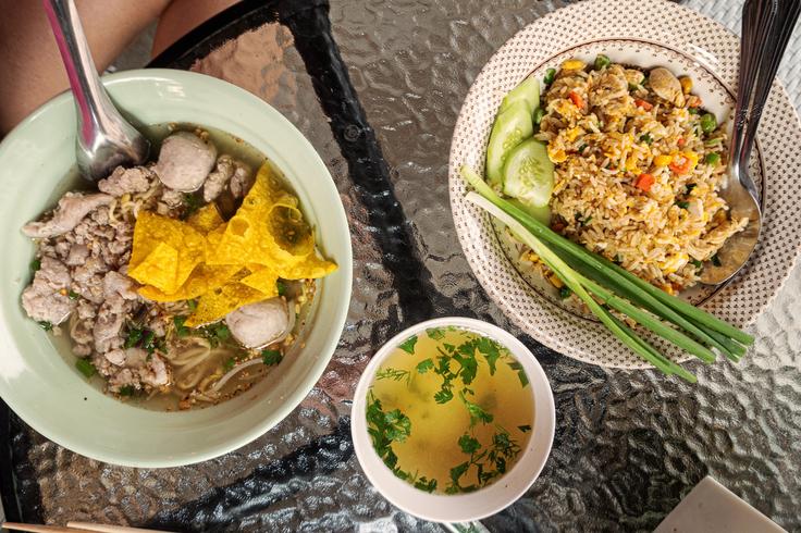 Two bowls with Thai noodles and pork with crispy pork skin!