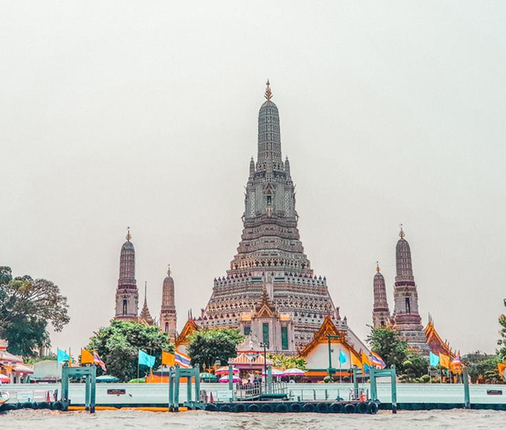 Frontal shot of Wat Arun temple in Bangkok during the daytime