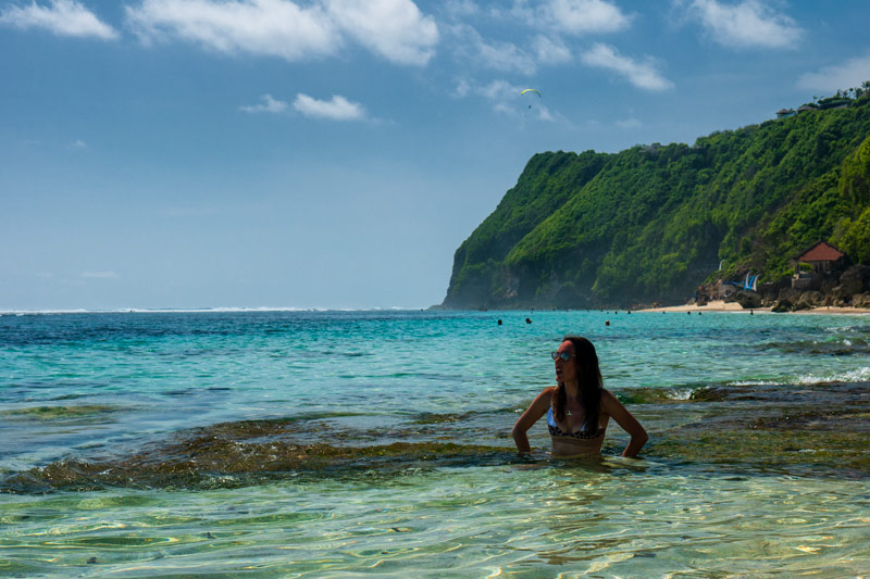 Cooling down in the ocean in front of the Uluwatu landscape