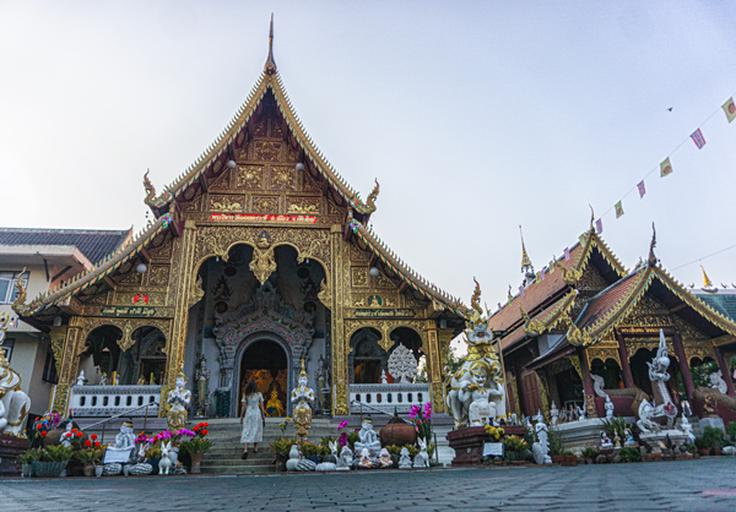 Frontal shot of Wat Loi Kroh temple