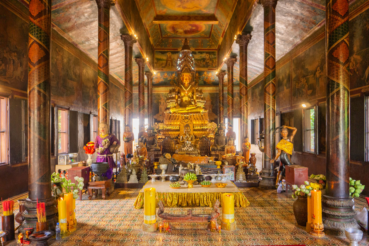 Wat Phnom Buddha statue